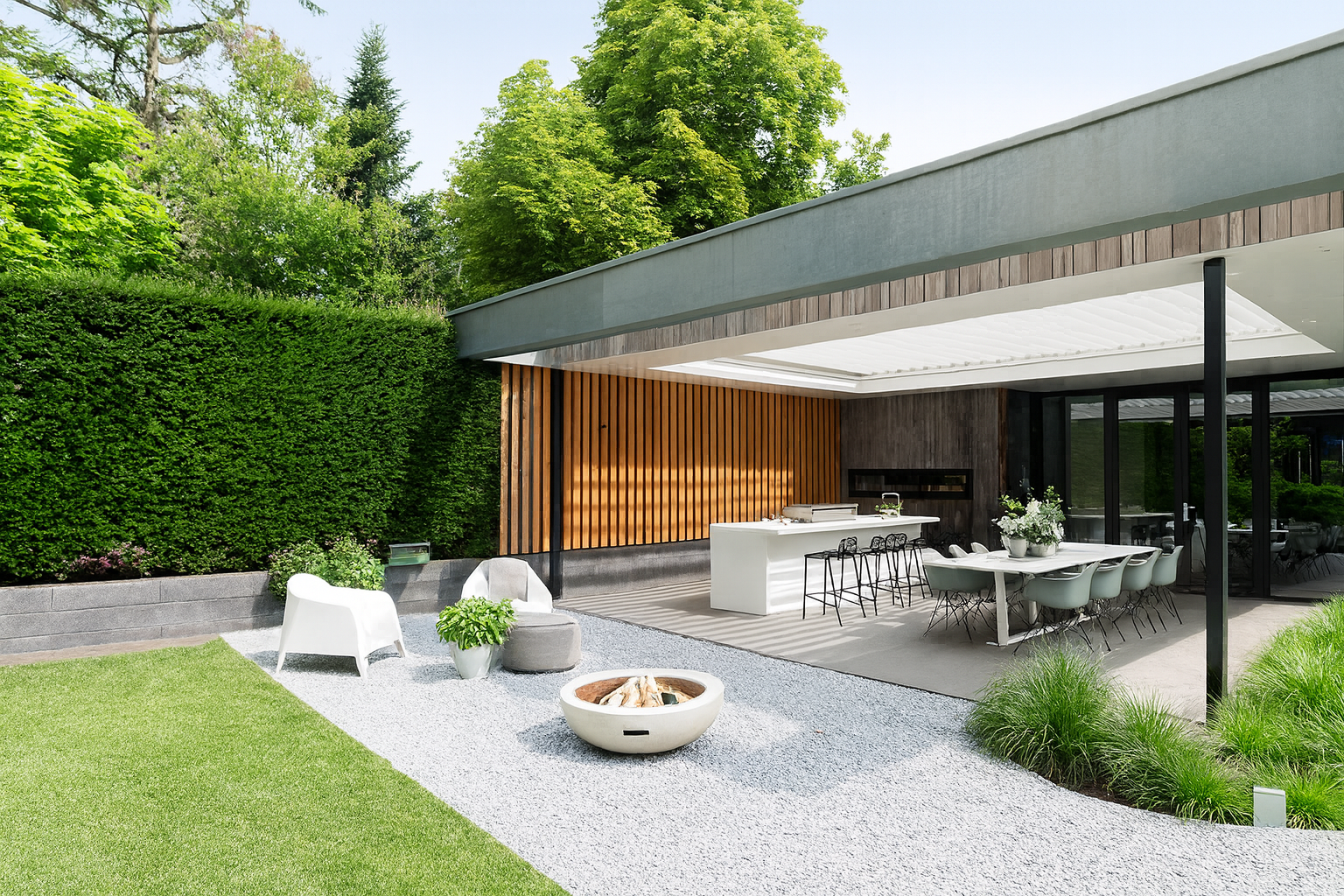 Moderne buitenruimte met eet- en zithoek