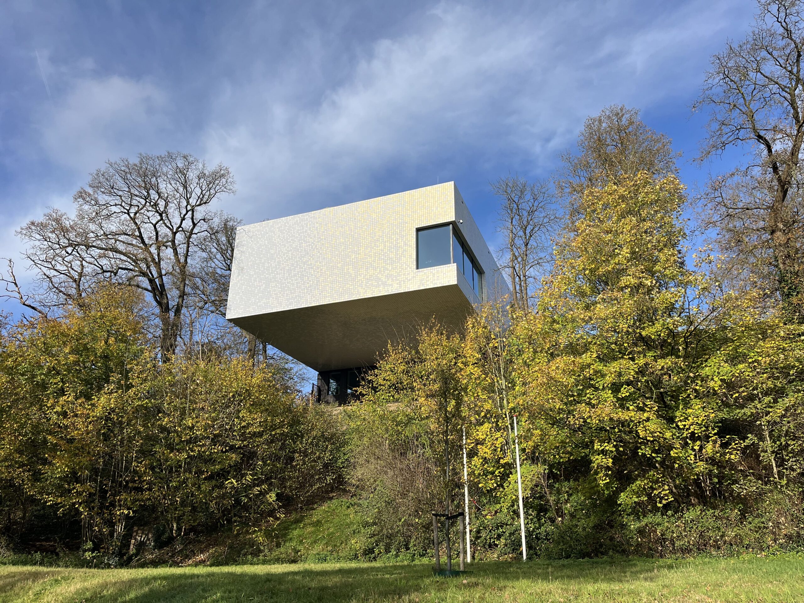 Kan zo'n dunne glasplaat dat dragen?