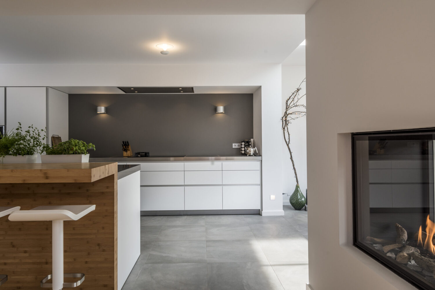 modern-keuken-bar-open-haard-beton-vloer-nijmegen-studio-de-ruyter